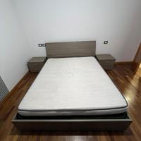 Letto e comodini in buono stato