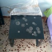 Tavolino nero in vetro disegnato