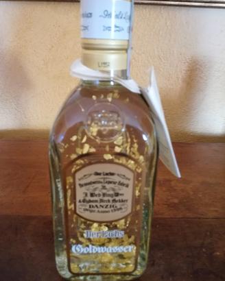 Goldwasser liquore con scaglie d'oro