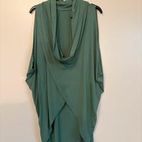 Top smanicato drappeggiato verde