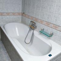 Vasca da bagno con rubinetteria