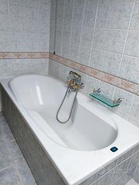 Vasca da bagno con rubinetteria