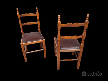 Set di due sedie in legno con seduta imbottita.  -