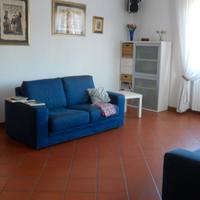 Coppia di divani moderni due posti in tessuto blu