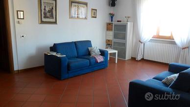 Coppia di divani moderni due posti in tessuto blu