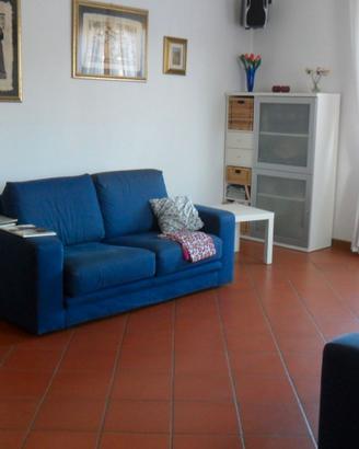 Coppia di divani moderni due posti in tessuto blu