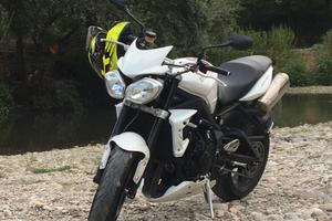 Moto triumph street triple 675
