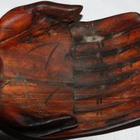 Mano in legno portaoggetti