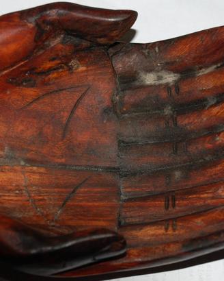 Mano in legno portaoggetti