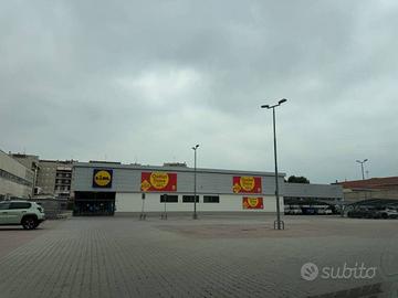 Immobile di 1500 m² con 1 locale a Alessandria