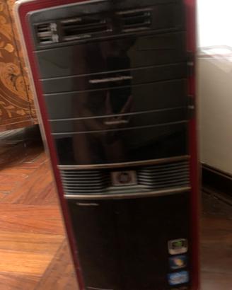 Personal computer tradizionale con tastiera e moni