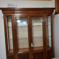Cristialliera legno scuro con ,classica, faretti
