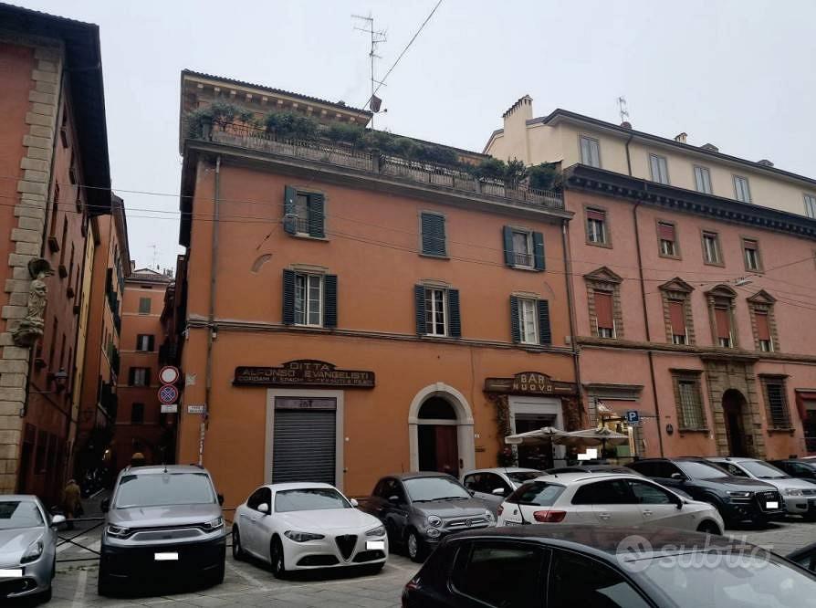 Immobile in asta di 215 m² con 5 locali a Bologna