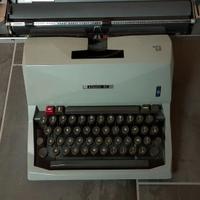 Macchina da scrivere Olivetti 82