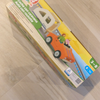 Auto con roulotte in legno