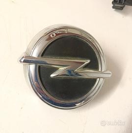 Borchia e serratua portellone Opel Corsa 