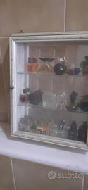 credenza in vetro con profumi mignon