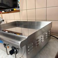 BISTECCHIERA CON PIASTRA LISCIA .