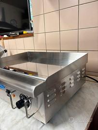 BISTECCHIERA CON PIASTRA LISCIA .