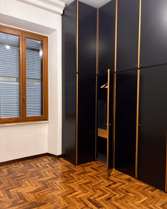 Armadio con cabina armadio e ponte sopra la porta