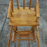 Seggiolone vecchio in legno