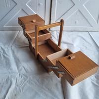 Portacucito in legno a fisarmonica vintage