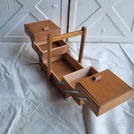 Portacucito in legno a fisarmonica vintage