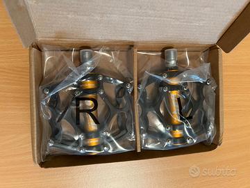 PEDALI FLAT PER MTB E CITYBIKE COLORE NERO/GIALLO