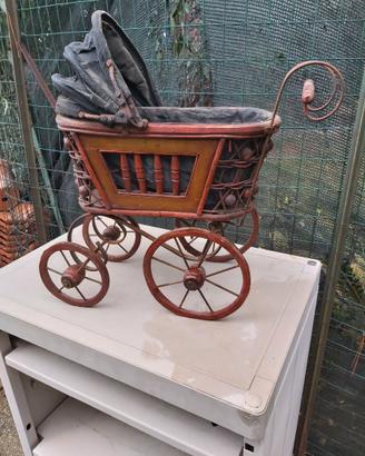 Carrozzina antica, oltre 100 anni