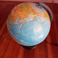 Mappamondo con cartina fisica, illuminabile.