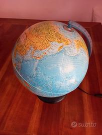 Mappamondo con cartina fisica, illuminabile.