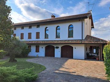 BIFAMILIARE COMPOSTA DA DUE UNITA' CON GIARDINO...