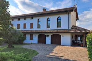 BIFAMILIARE COMPOSTA DA DUE UNITA' CON GIARDINO...