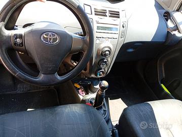 Automobile Toyota Yaris