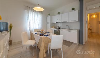 Appartamento 4 posti, 2 camere, balcone a 50 m dal