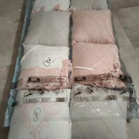 cuscini paracolpi grigi e rosa fatti a mano