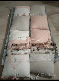 cuscini paracolpi grigi e rosa fatti a mano