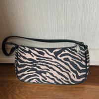 Borsa con stampa tigrata beige.