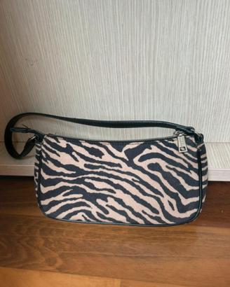 Borsa con stampa tigrata beige.