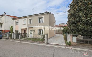 Villa Bifamiliare a Lugo Via Luigi Rizzo 5 locali
