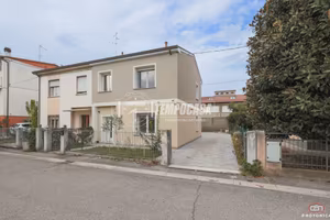 Villa Bifamiliare a Lugo Via Luigi Rizzo 5 locali