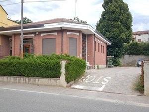 Refrancore: ampio locale commerciale