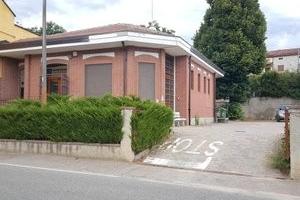 Refrancore: ampio locale commerciale