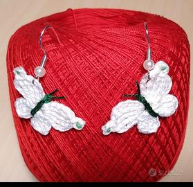 orecchini con farfalle bianche all'uncinetto 