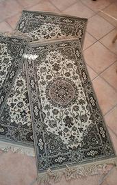 Vecchi tappeti stile persiano