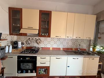 Cucina con elettrodomestici