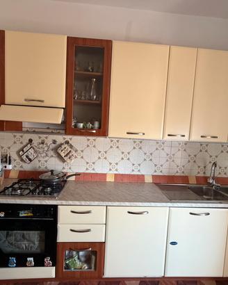 Cucina con elettrodomestici