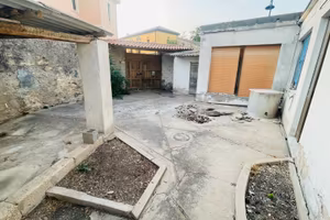Casa Indipendente su due livelli con cortile