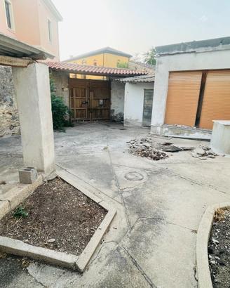 Casa Indipendente su due livelli con cortile