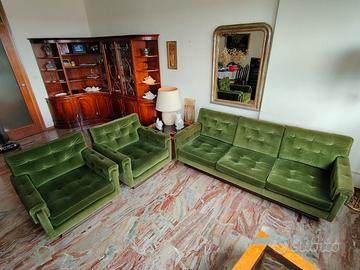 Set divani in velluto con zoccolo in legno
